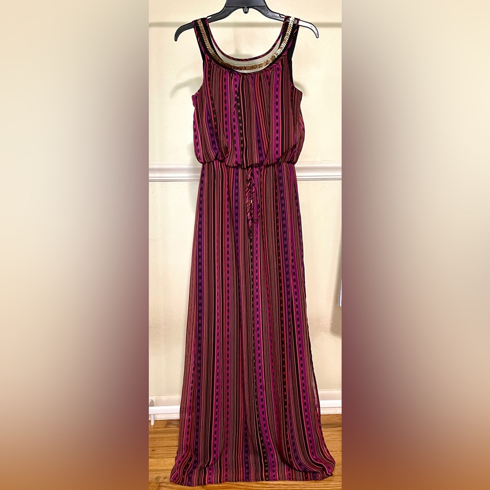 Maxi dress with accents on neck